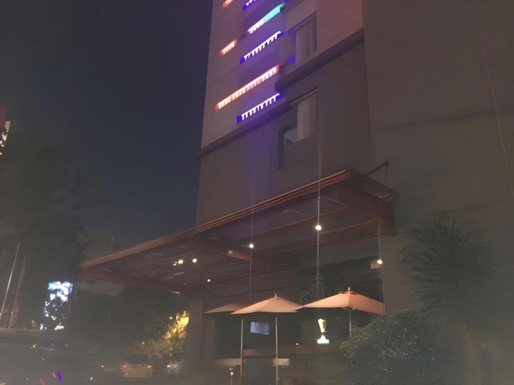 G Suites Hotel By Amithya Surabaya Buitenkant foto
